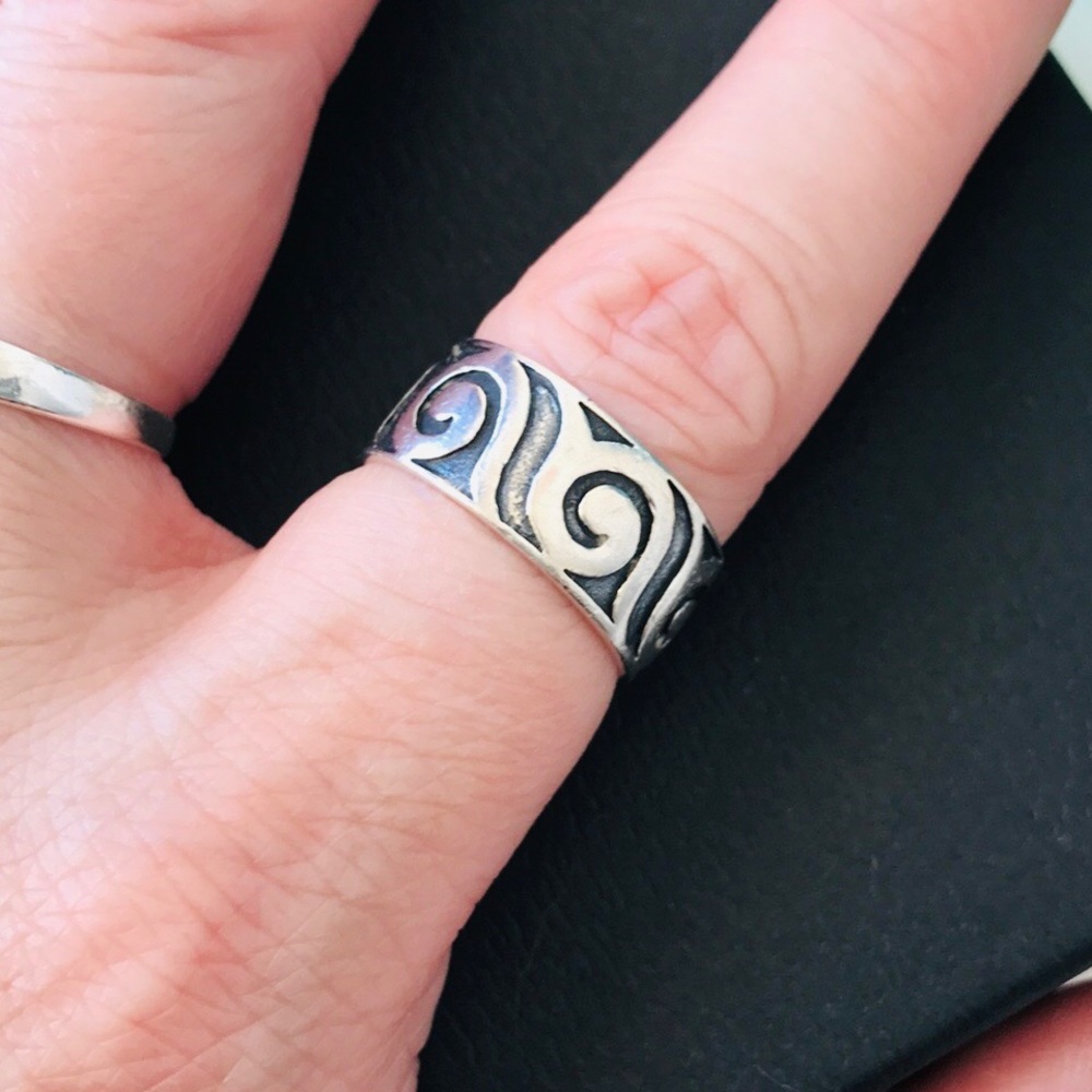 Silver Sterling Design Ring - Picture 2 of 9